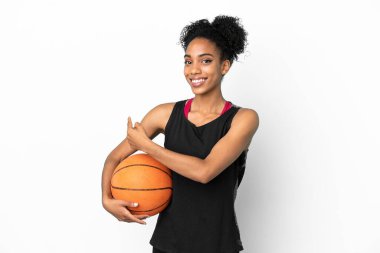 Genç basketbolcu, beyaz arka planda izole edilmiş Latin kadın.