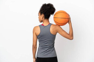 Genç basketbolcu Latin kadın arka planda yalnız başına basketbol oynuyor.