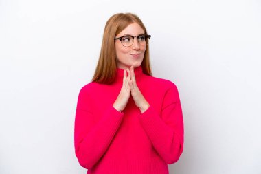 Genç kızıl saçlı kadın beyaz arka planda bir şeyler planlıyor.