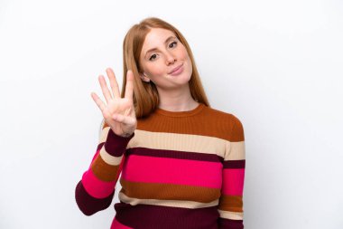 Genç kızıl saçlı kadın beyaz arka planda izole edilmiş mutlu ve parmakları olan dört kişi sayıyor.
