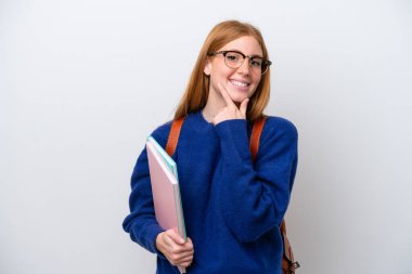 Genç kızıl saçlı kız beyaz arka planda izole edilmiş mutlu ve gülümsüyor.