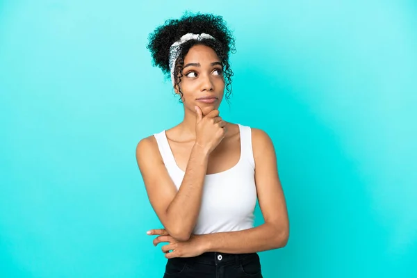 Junge Lateinische Frau Isoliert Auf Blauem Hintergrund Denkt Eine Idee — Stockfoto