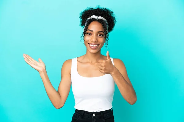 Mulher Latina Jovem Isolado Fundo Azul Segurando Copyspace Imaginário Palma — Fotografia de Stock