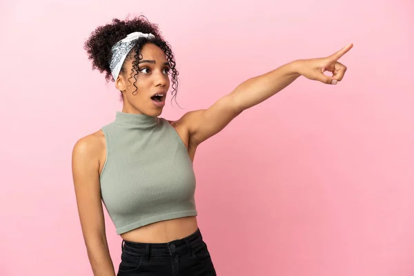 Young Latin Woman Isolated Pink Background Pointing Away — Fotografia de Stock