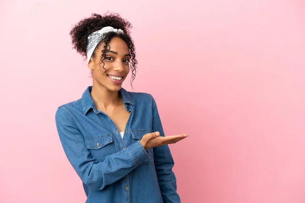 Jovem Mulher Latina Isolado Fundo Rosa Apresentando Uma Ideia Enquanto — Fotografia de Stock