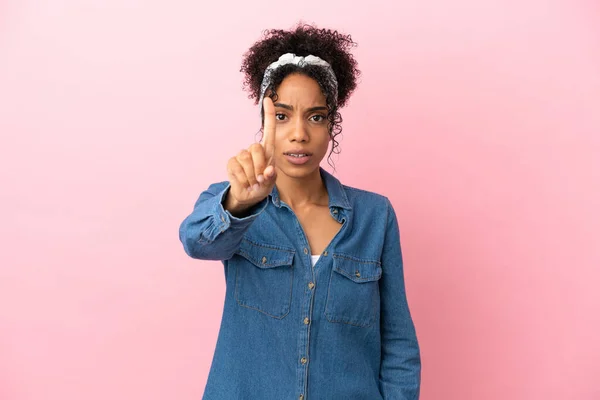 Young Latin Woman Isolated Pink Background Counting One Serious Expression — Stock Photo, Image