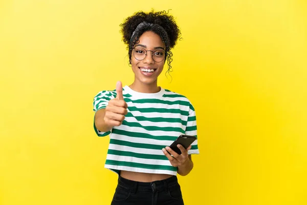 Jeune Femme Afro Américaine Isolée Sur Fond Jaune Aide Téléphone — Photo