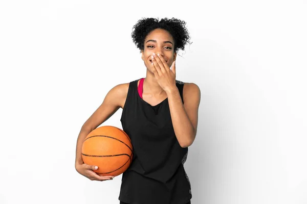 Молодая Баскетболистка Латинская Женщина Белом Фоне Счастливый Улыбающийся Закрывающий Рот — стоковое фото