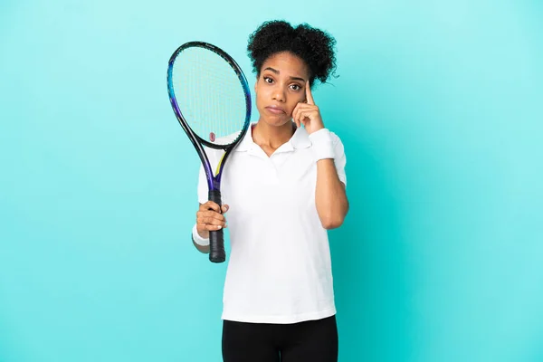 Молода Тенісистка Ізольована Синьому Фоні Думаючи Про Ідею — стокове фото