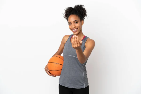 Молодая Баскетболистка Латинская Женщина Белом Фоне Играет Баскетбол Делает Предстоящий — стоковое фото
