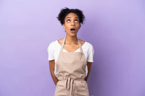 Restaurant Waiter Latin Woman Isolated Purple Background Looking Surprised Expression — 스톡 사진