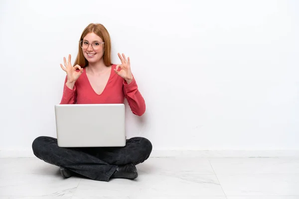 Junge Rothaarige Frau Mit Laptop Sitzt Auf Dem Boden Isoliert — Stockfoto