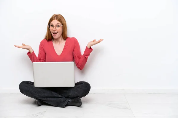 Young Redhead Woman Laptop Sitting Floor Isolated White Background Shocked — Stock Photo, Image