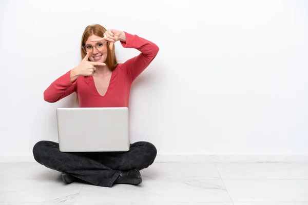 Junge Rothaarige Frau Mit Laptop Auf Dem Boden Sitzend Isoliert — Stockfoto