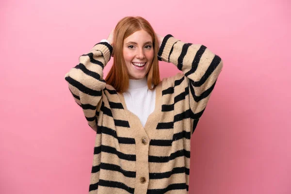 Giovane Rossa Donna Isolata Sfondo Rosa Ridere — Foto Stock