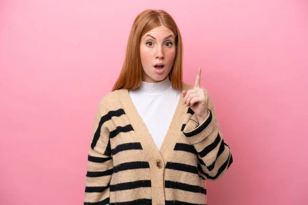 Jeune Femme Rousse Isolée Sur Fond Rose Dans Réaliser Solution — Photo