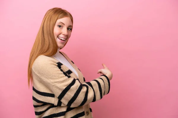 Giovane Rossa Donna Isolata Sfondo Rosa Che Punta Indietro — Foto Stock