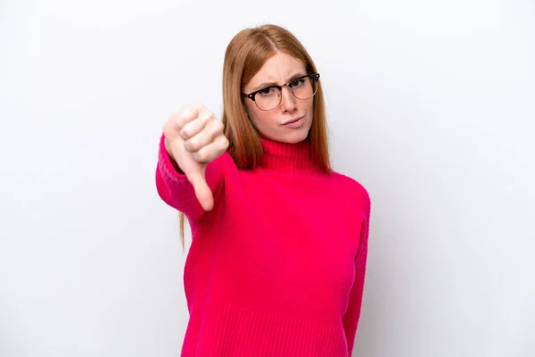 Молодая Рыжая Женщина Белом Фоне Показывает Большой Палец Вниз Отрицательным — стоковое фото