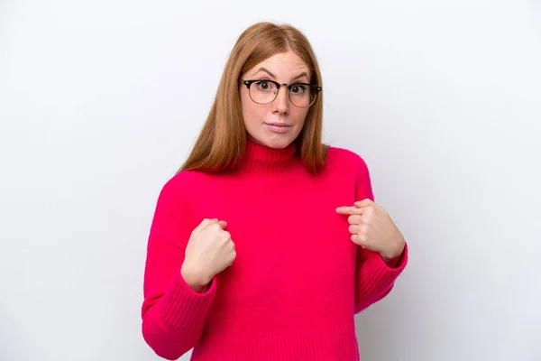 Giovane Rossa Donna Isolata Sfondo Bianco Che Punta Stessi — Foto Stock