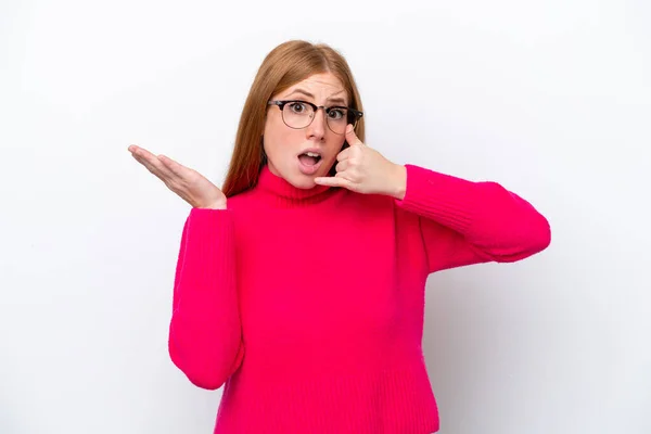 Jeune Rousse Femme Isolée Sur Fond Blanc Faire Geste Téléphone — Photo