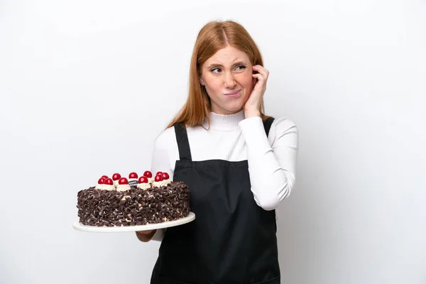 Młoda Ruda Kobieta Trzyma Tort Urodzinowy Odizolowany Białym Tle Sfrustrowany — Zdjęcie stockowe