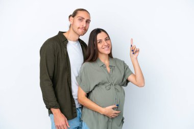 Beyaz arka planda izole genç beyaz çift hamile ve yukarı işaret