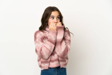 Beyaz arka planda izole edilmiş küçük beyaz kız gergin ve korkmuş bir şekilde elleriyle suni teneffüs yapıyor.