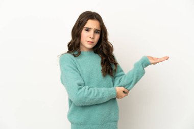 Beyaz arka planda izole edilmiş küçük beyaz kız kuşkuları var.