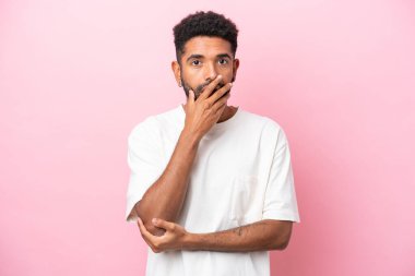 Pembe arka planda yaşayan Brezilyalı genç adam şaşırdı ve şaşırdı.