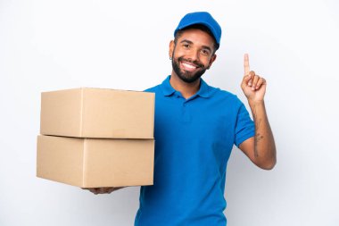 Teslimat yapan Brezilyalı adam beyaz arka planda izole edilmiş. Harika bir fikre işaret ediyor.