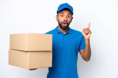 Teslimat yapan Brezilyalı adam beyaz arka planda izole edilmiş. Çözümün farkına varmak için parmağını kaldırıyor.