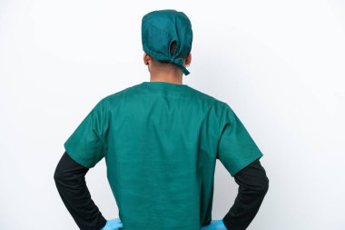 Cerrah Brezilyalı yeşil üniformalı adam arka planda beyaz arka planda izole edilmiş.