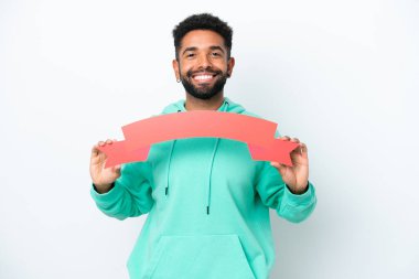 Genç Brezilyalı bir adam beyaz arka planda izole edilmiş, elinde boş bir pankart var.