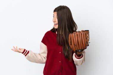 Beyzbol eldivenli Brezilyalı kadın, beyaz arka planda yalıtılmış, sürpriz bir ifadeyle yan tarafa bakıyor.