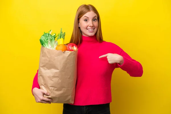 Jonge Roodharige Vrouw Met Een Boodschappentas Geïsoleerd Gele Achtergrond Met — Stockfoto
