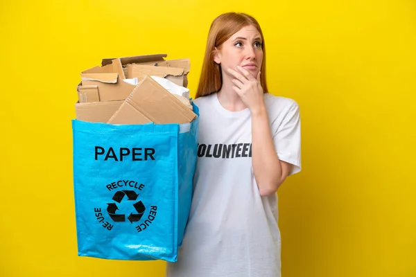 Jonge Roodharige Vrouw Met Een Recyclagezak Vol Papier Recyclen Geïsoleerd — Stockfoto