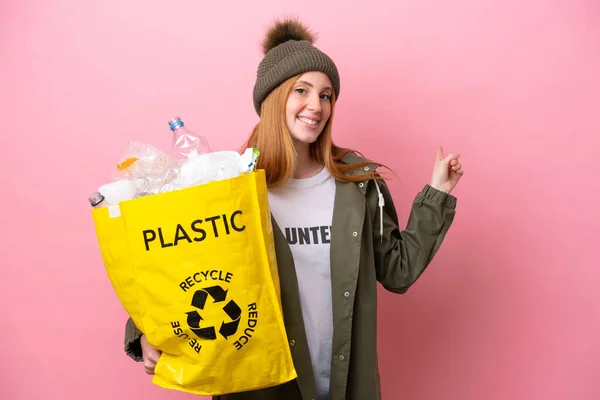 Joven Pelirroja Sosteniendo Una Bolsa Llena Botellas Plástico Para Reciclar —  Fotos de Stock