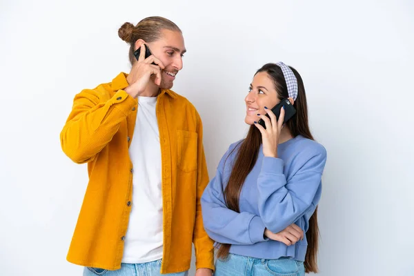 Giovane Coppia Caucasica Isolata Sfondo Bianco Parlando Con Cellulare — Foto Stock