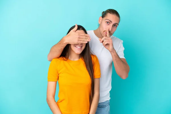 Junge Kaukasische Paar Isoliert Auf Blauem Hintergrund Bedeckt Ihre Augen — Stockfoto