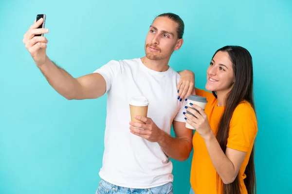 Giovane Coppia Caucasica Isolata Sfondo Blu Facendo Selfie Con Cellulare — Foto Stock