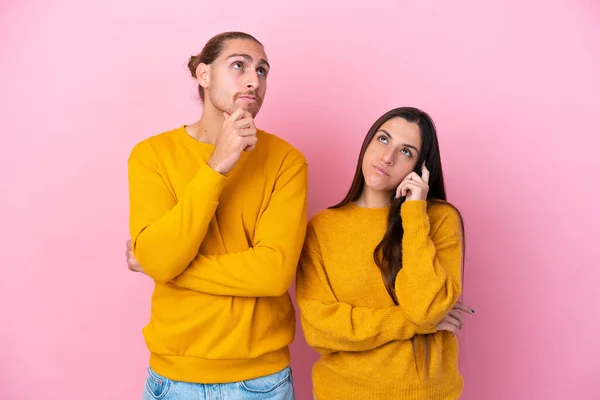 Joven Pareja Caucásica Aislada Sobre Fondo Rosa Pensando Una Idea — Foto de Stock