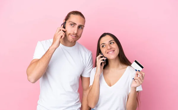 Giovane Coppia Caucasica Isolata Sfondo Rosa Mantenere Una Conversazione Con — Foto Stock