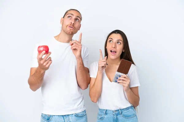 Joven Pareja Caucásica Con Chocolate Manzana Aislada Sobre Fondo Blanco — Foto de Stock