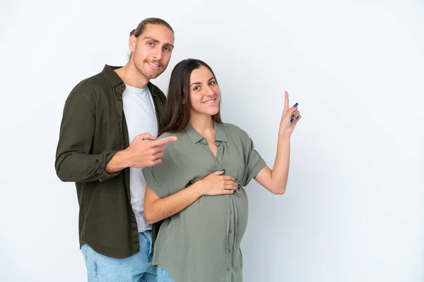 Jong Kaukasisch Paar Geïsoleerd Witte Achtergrond Zwanger Wijzen Naar Laterale — Stockfoto