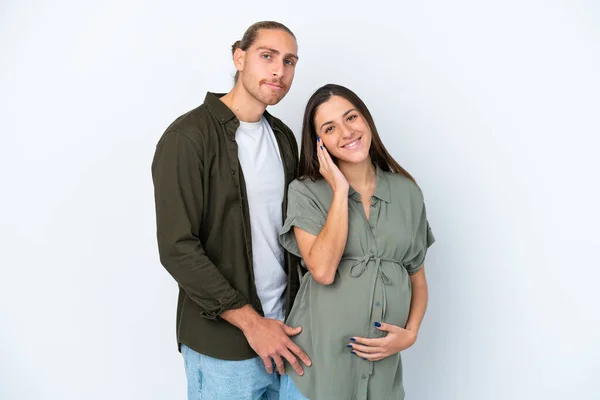 Jovem Casal Caucasiano Isolado Fundo Branco Grávida Feliz — Fotografia de Stock