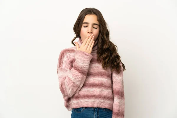 Piccola Ragazza Caucasica Isolata Sfondo Bianco Sbadigliare Coprire Bocca Spalancata — Foto Stock