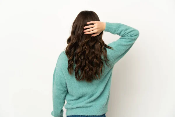 Pequena Menina Caucasiana Isolado Fundo Branco Posição Traseira Pensando — Fotografia de Stock