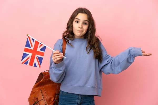 Malá Dívka Drží Vlajku Spojeného Království Izolované Růžovém Pozadí Které — Stock fotografie