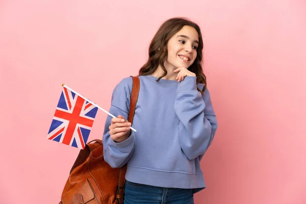 Malá Dívka Drží Vlajku Spojeného Království Izolované Růžovém Pozadí Při — Stock fotografie