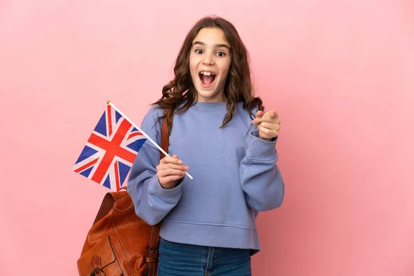 Malá Dívka Drží Vlajku Spojeného Království Izolované Růžovém Pozadí Překvapené — Stock fotografie